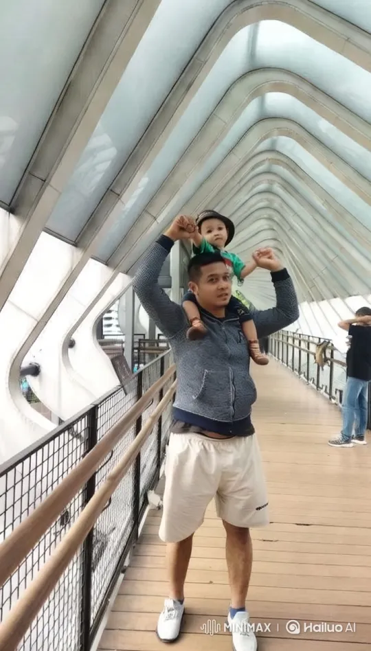 Pink Hotel's Enchanting Lobby: A Grand, Whimsical Tour – AI Generated Video | Hailuo AI
