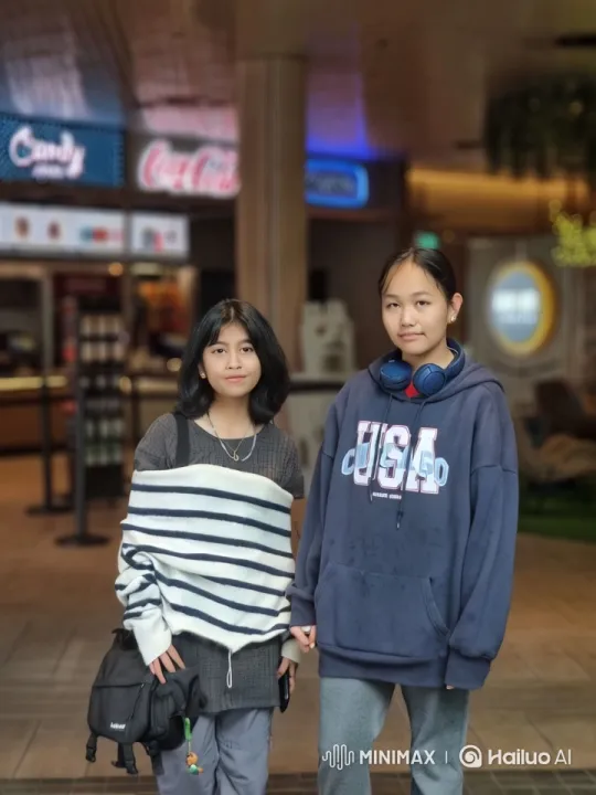 Two Individuals Prepare for a Coordinated Fight in a Candy Store – AI Generated Video | Hailuo AI