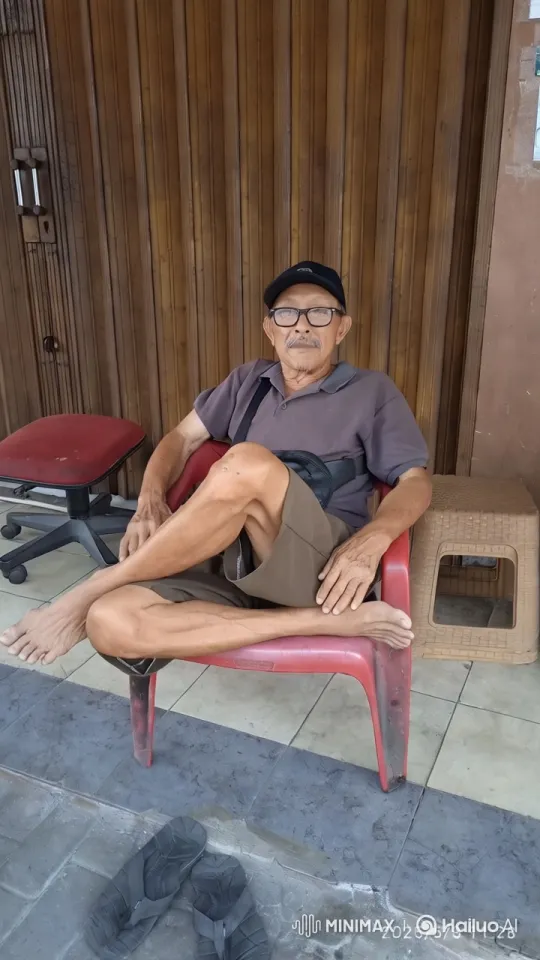 Elderly Man Performs Dynamic Kungfu in Serene Setting – AI Generated Video | Hailuo AI