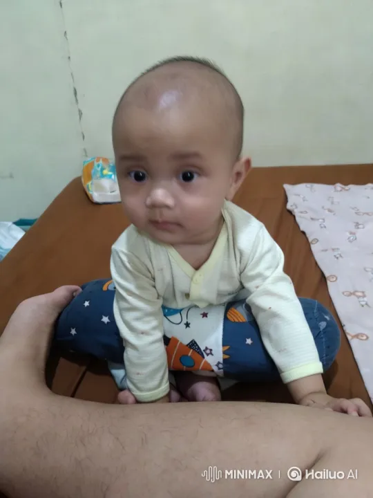 Baby Lifts Barbell, Surprises Journalists – AI Generated Video | Hailuo AI