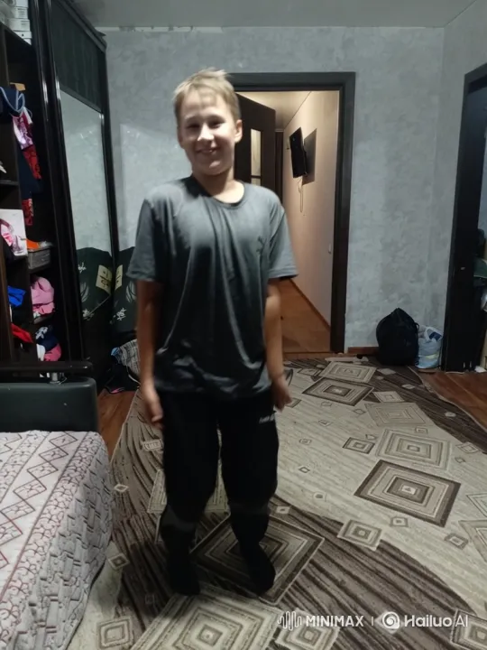 Boy Chases Soccer Star Ronaldo, Gets Into Car and Drives Away – AI Generated Video | Hailuo AI