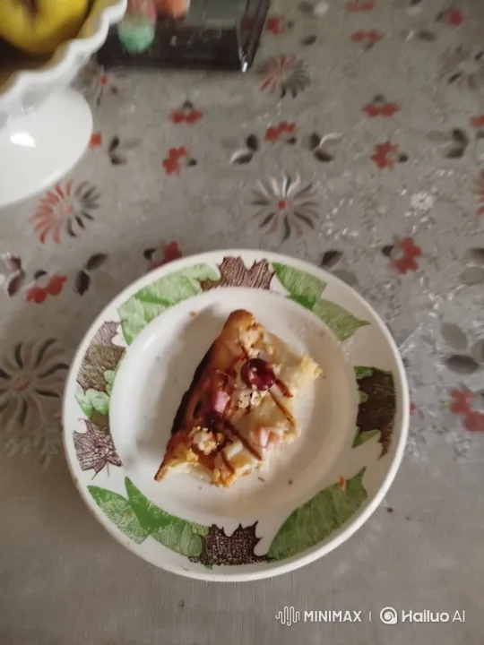 Pizza Slice Comes Alive, Engages in Battle with Shuttlecock – AI Generated Video | Hailuo AI