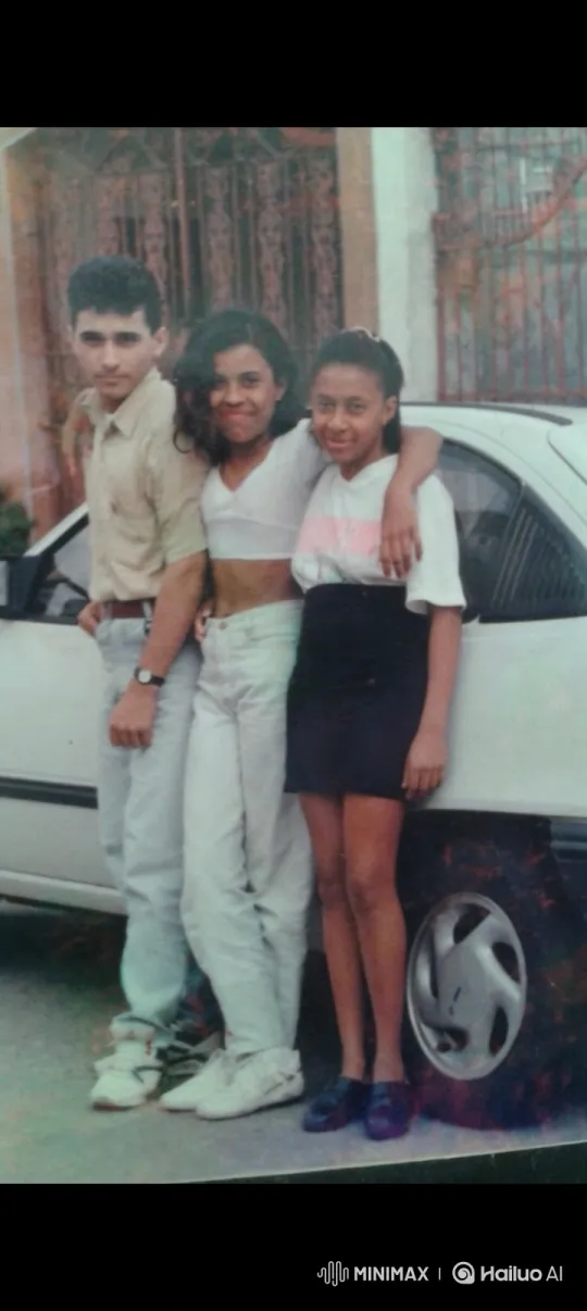 Vintage Portrait of Three Friends – AI Generated Video | Hailuo AI