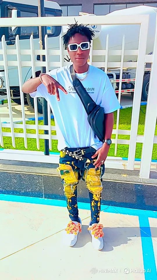Young Man Poses Confidently in Fashionable Outfit – AI Generated Video | Hailuo AI