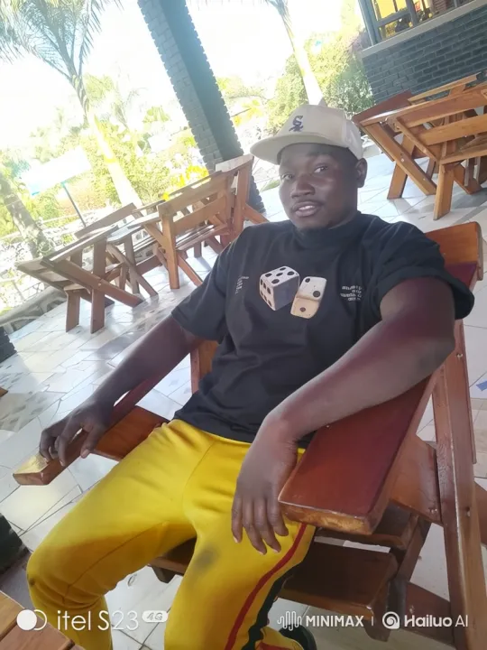 Young Man Meets Former President and Football Player at Airport – AI Generated Video | Hailuo AI