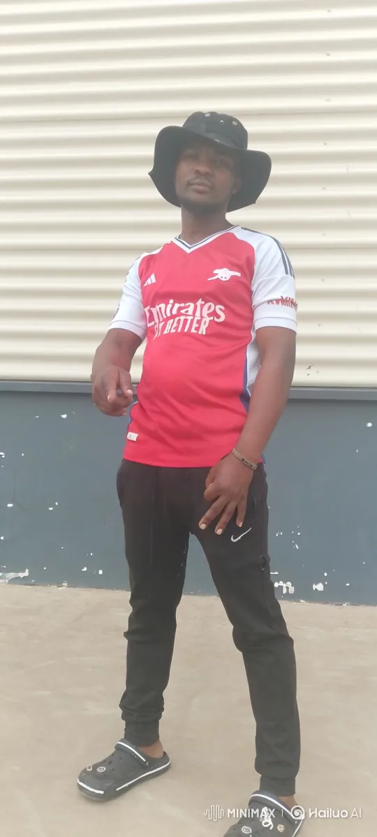 Man in Red Jersey Enters Black Range Rover – AI Generated Video | Hailuo AI