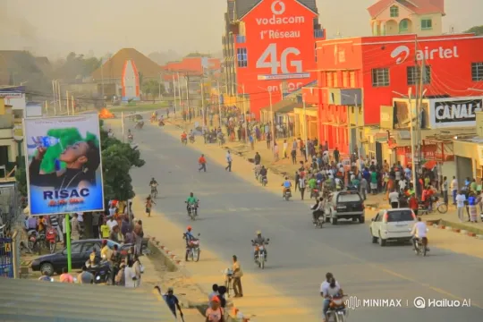 Aircraft Emergency Landing Amidst Busy Boulevard – AI Generated Video | Hailuo AI