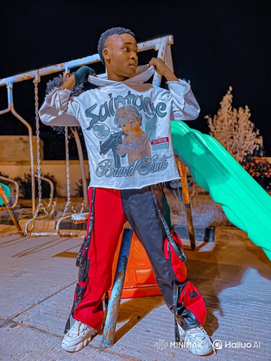 Young Man Defends Himself Against Aggressor in Playground Confrontation – AI Generated Video | Hailuo AI