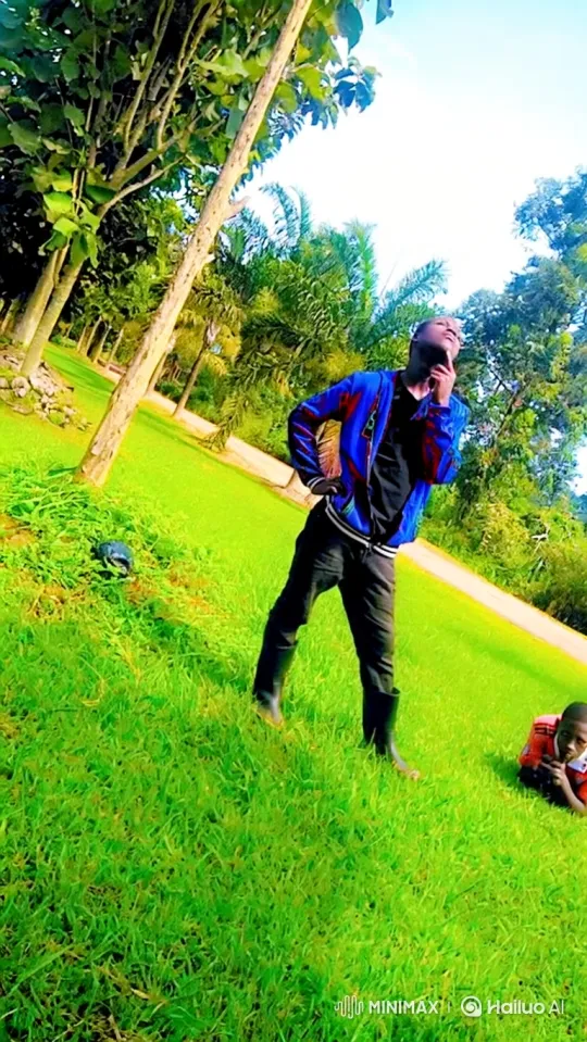 Man in Park Pauses, Then Drives Off in Sleek Range Rover – AI Generated Video | Hailuo AI
