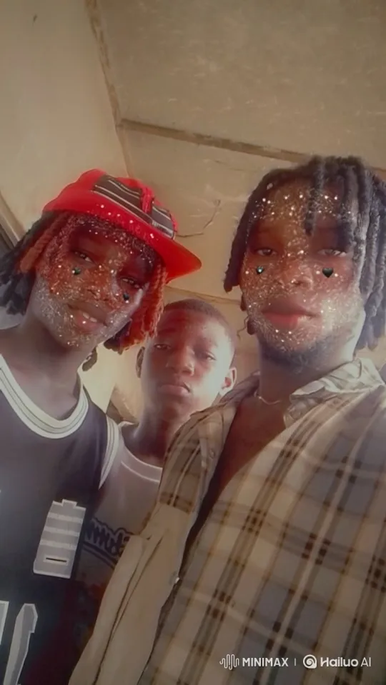 Three Friends Pose for Selfie with Sparkly Filters – AI Generated Video | Hailuo AI