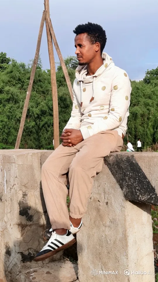 Young Man Transitions from Thoughtful to Confident in Cityscape – AI Generated Video | Hailuo AI