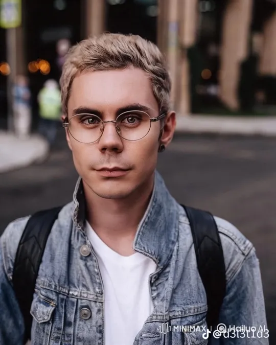 Young Man Enjoying Pasta in a City Setting – AI Generated Video | Hailuo AI