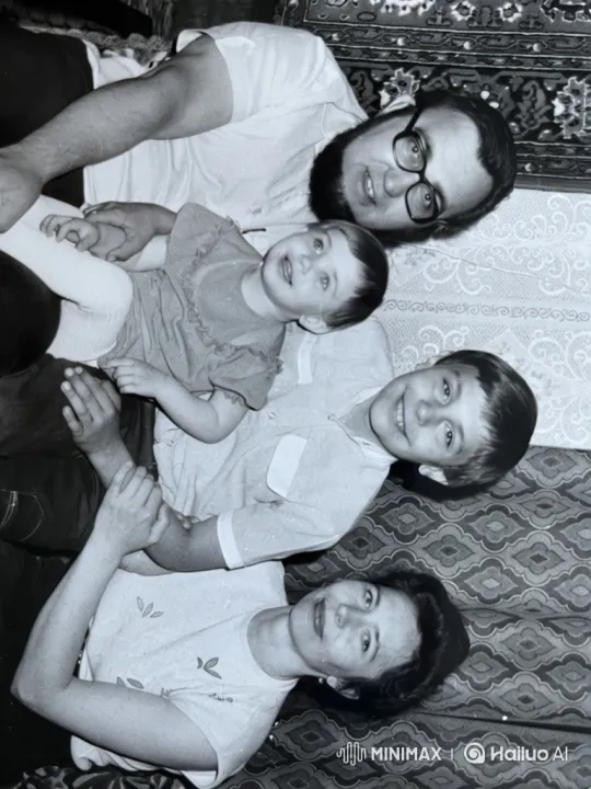 Family Embraces Joy in Candid Black and White Scene – AI Generated Video | Hailuo AI