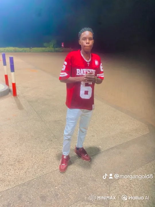 Young Man in 'BAYSIDE' Jersey Awaited by Range Rover – AI Generated Video | Hailuo AI