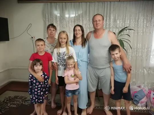 Family Expresses Love Through Chain of Kisses – AI Generated Video | Hailuo AI