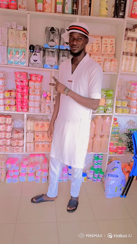 Confident Shopkeeper Promotes Cosmetics with Peace Sign – AI Generated Video | Hailuo AI
