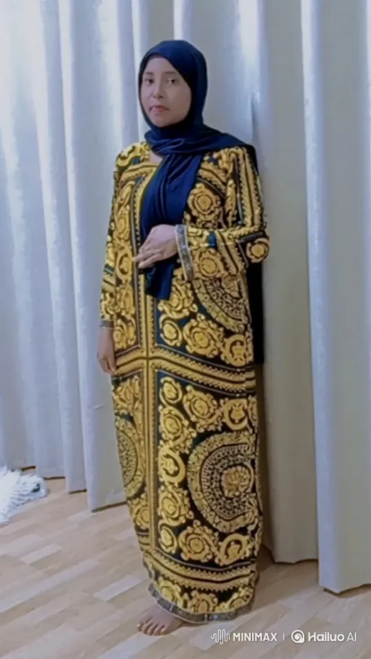 Woman in Ornate Dress微笑展现宁静之美 – AI Generated Video | Hailuo AI