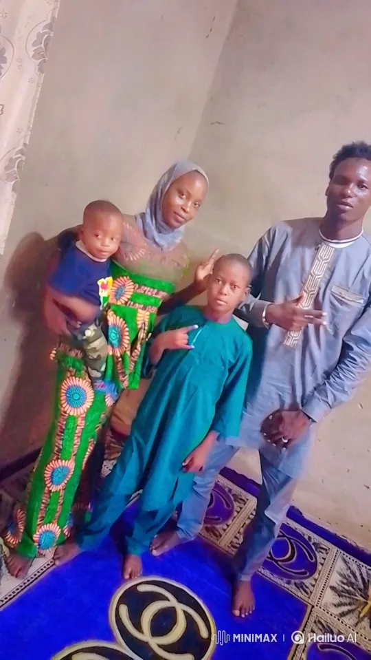 Family Portrait: A Moment of Quiet Affection – AI Generated Video | Hailuo AI