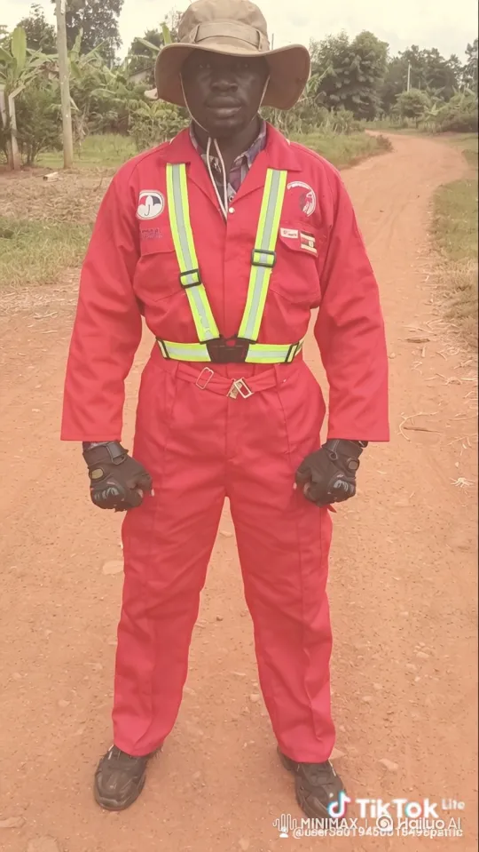 Man in Red Jumpsuit: Confident Stance and Slow Zoom-In – AI Generated Video | Hailuo AI