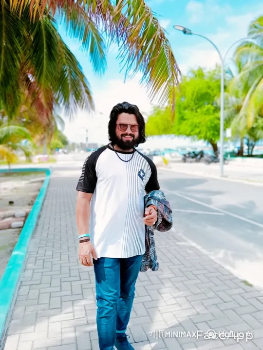 Tropical Sidewalk Stroll with a Smiling Man – AI Generated Video | Hailuo AI