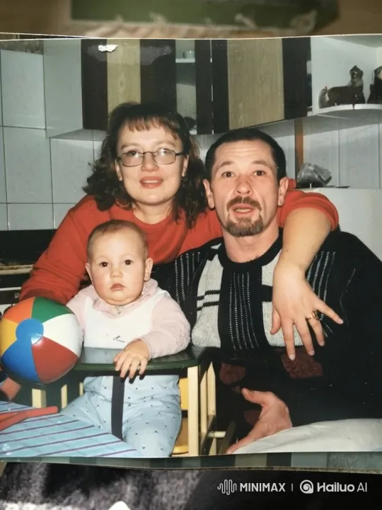 Vintage Family Portrait Comes Alive in Kitchen Setting – AI Generated Video | Hailuo AI