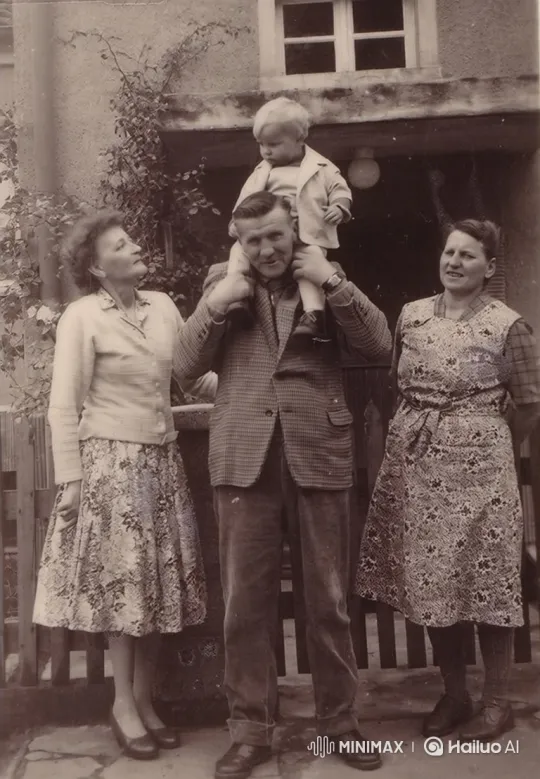 Vintage Family Portrait Comes Alive with Warmth – AI Generated Video | Hailuo AI