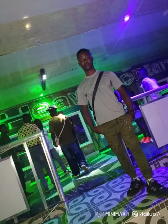 Nightclub Scene: Man Sways to Unheard Beat – AI Generated Video | Hailuo AI