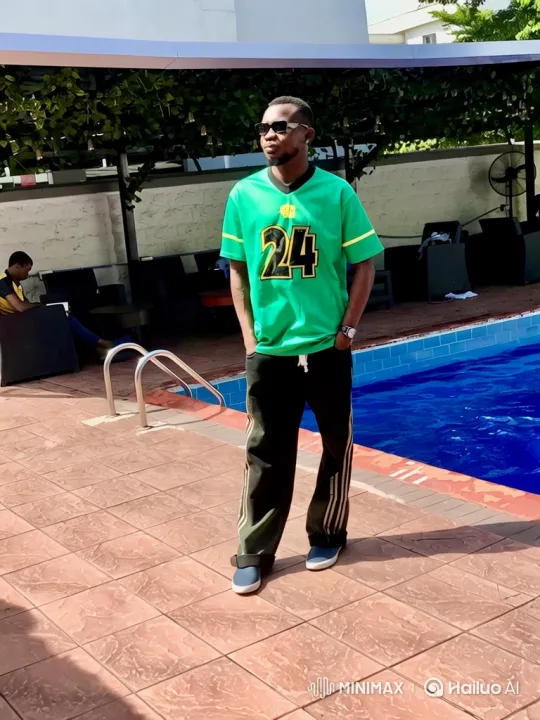 Man in Green Jersey Observes Arrival of Sedan by Poolside – AI Generated Video | Hailuo AI