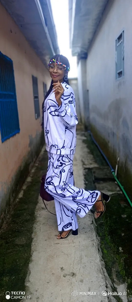Stylish Woman Poses in Urban Alleyway – AI Generated Video | Hailuo AI