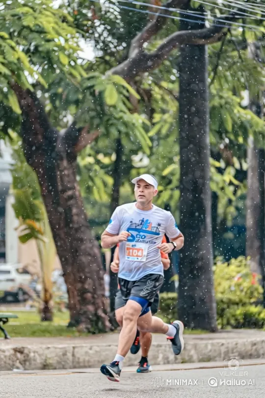 Focused Runner Advances in Steady Pace Through Rain – AI Generated Video | Hailuo AI