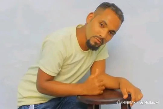 Man Gives Thumbs-Up in Dynamic Tracking Shot – AI Generated Video | Hailuo AI