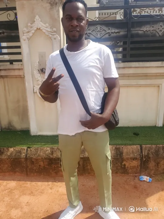 Man in White T-Shirt Enters Black Range Rover – AI Generated Video | Hailuo AI