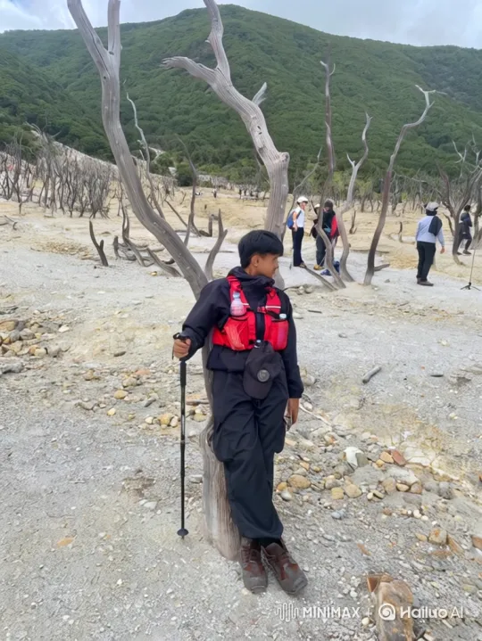 Hiker's Journey: From Mountain to Earth's Orbit – AI Generated Video | Hailuo AI