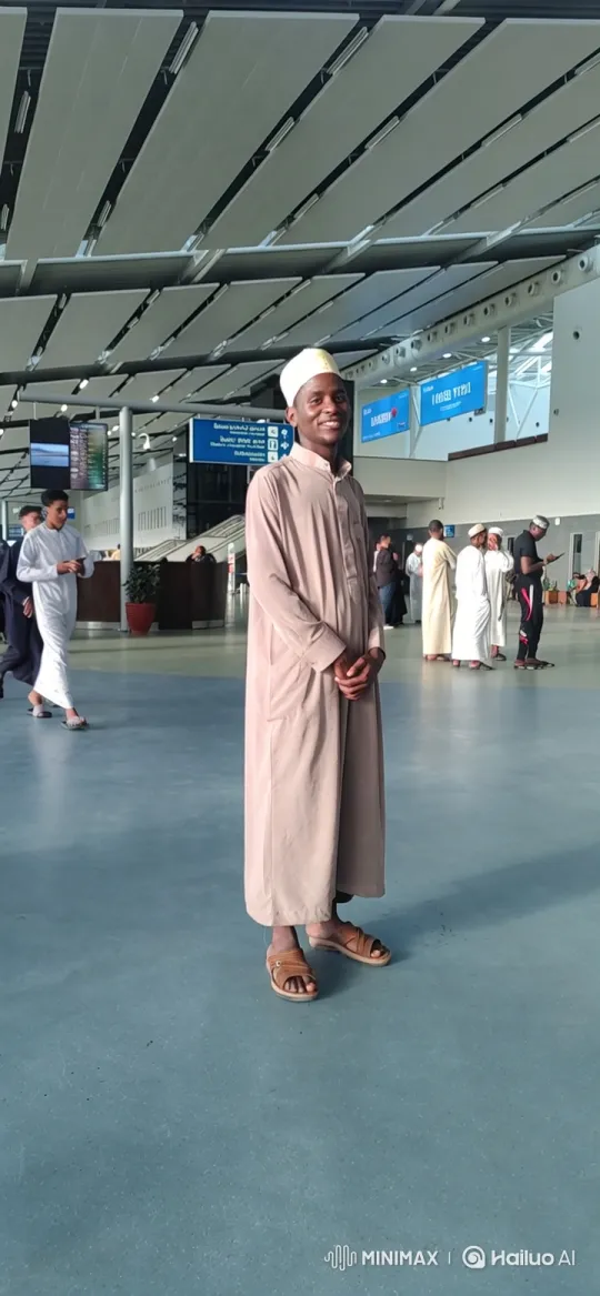 Airport Reunion: A Moment of Intimate Connection – AI Generated Video | Hailuo AI