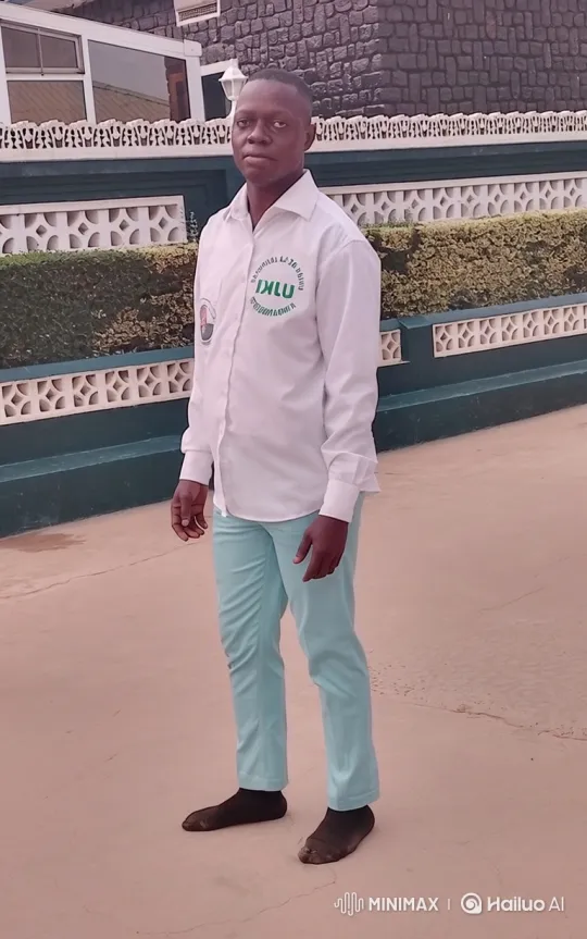 Man Opens Gate for Rolls Royce on Paved Yard – AI Generated Video | Hailuo AI