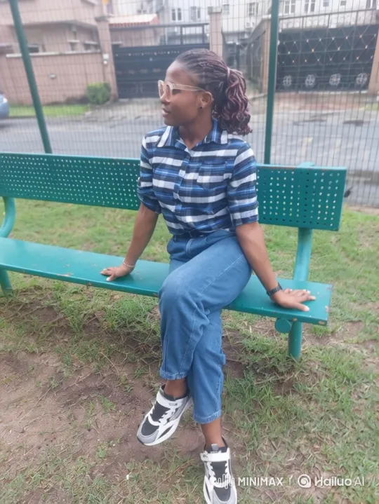 Young Woman Gets Into Car in Park, Leaves Bench Empty – AI Generated Video | Hailuo AI