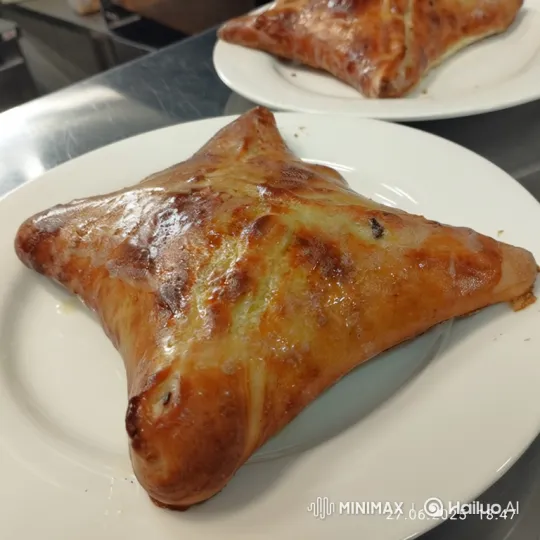 Star-Shaped Pastry Rotates for Culinary Appreciation – AI Generated Video | Hailuo AI
