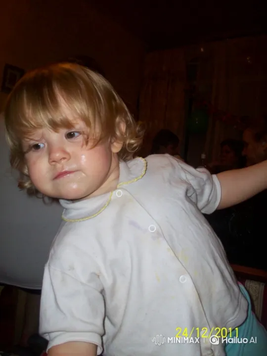 Toddlers Gentle Wave and Smile in Dimly Lit Room – AI Generated Video | Hailuo AI
