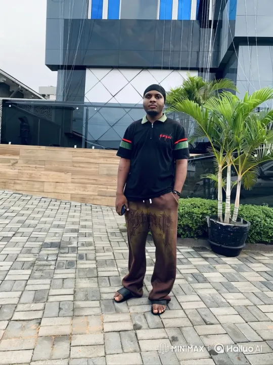 Man Enters Luxury SUV and Drives Away – AI Generated Video | Hailuo AI