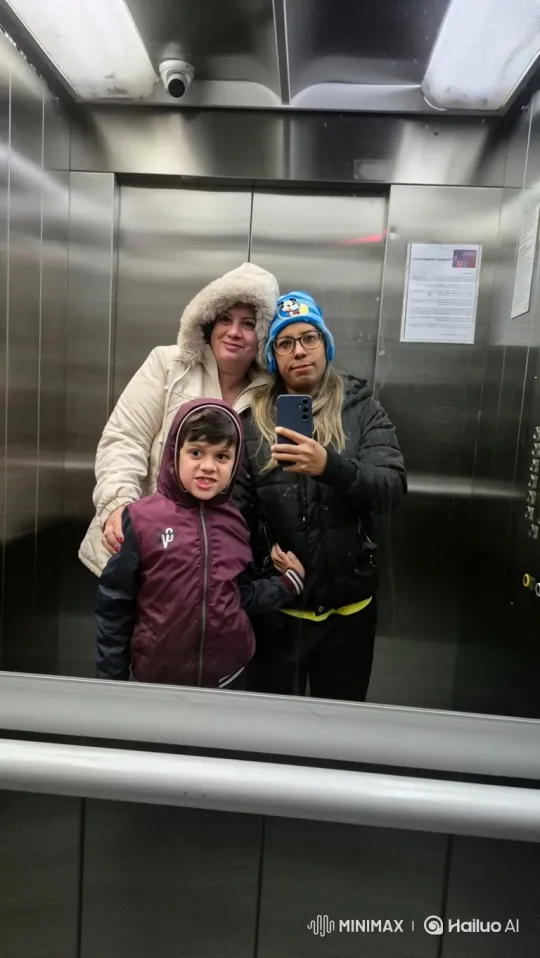 Family Takes Selfie in Elevator Mirror – AI Generated Video | Hailuo AI