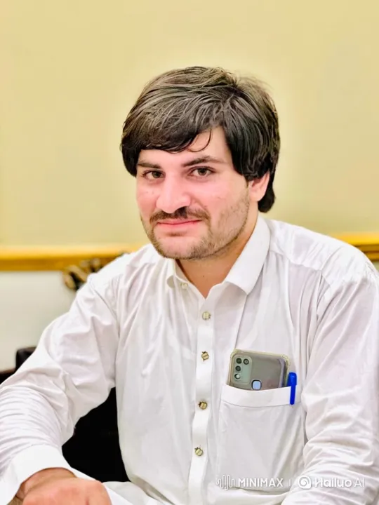Man with Gentle Smile Turns Gaze Off-Camera – AI Generated Video | Hailuo AI