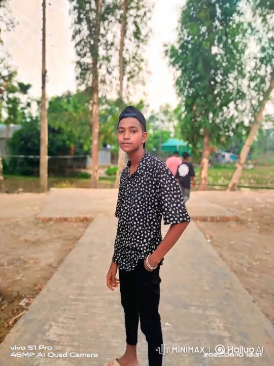 Young Man in Park with Subtle Smile – AI Generated Video | Hailuo AI