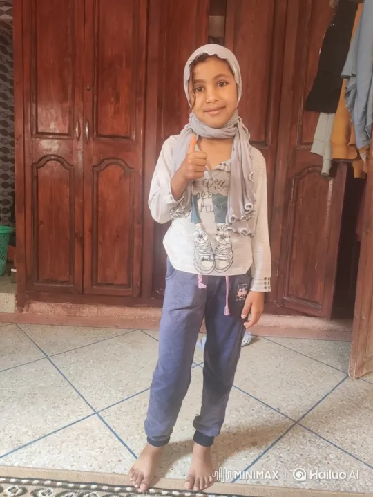 Young Girl Shows Confidence with Thumbs-Up in Static Shot – AI Generated Video | Hailuo AI