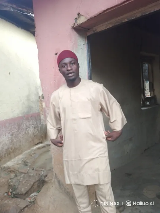 Man in Alley: Evolving Pose and Smile – AI Generated Video | Hailuo AI