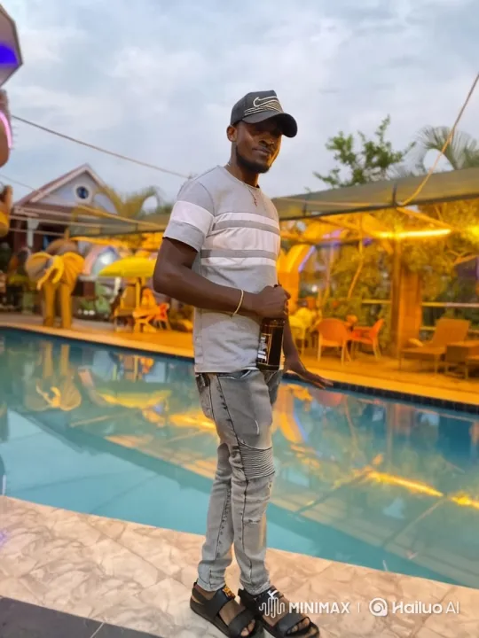 Poolside Ambiance: Man in Grey T-Shirt Enjoying the Evening – AI Generated Video | Hailuo AI