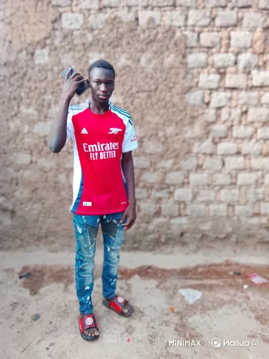 Young Man in Soccer Jersey, Centered in Dynamic Tracking Video – AI Generated Video | Hailuo AI