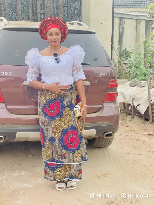 Woman in Traditional Attire Enters SUV, Drives Away – AI Generated Video | Hailuo AI