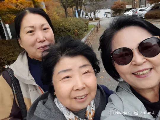 Autumn Day: Three Friends Capture Joyful Memories – AI Generated Video | Hailuo AI