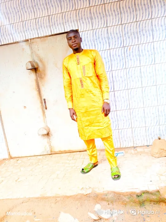 Distinguished Man in Yellow: A Poised and Approachable Presence – AI Generated Video | Hailuo AI