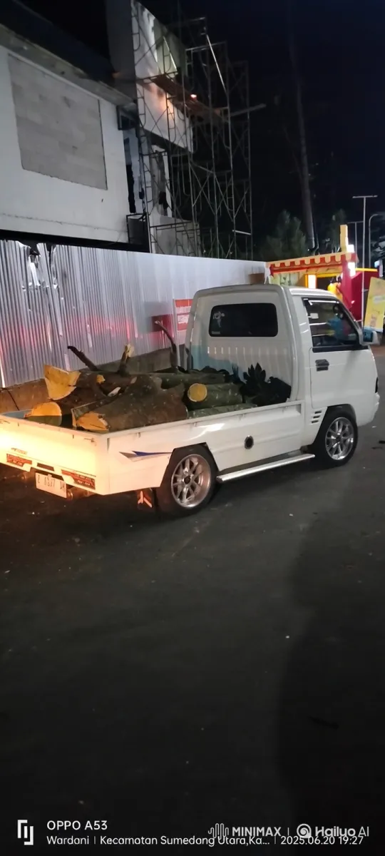 Customized Pickup Truck Lowers Its Body Smoothly – AI Generated Video | Hailuo AI